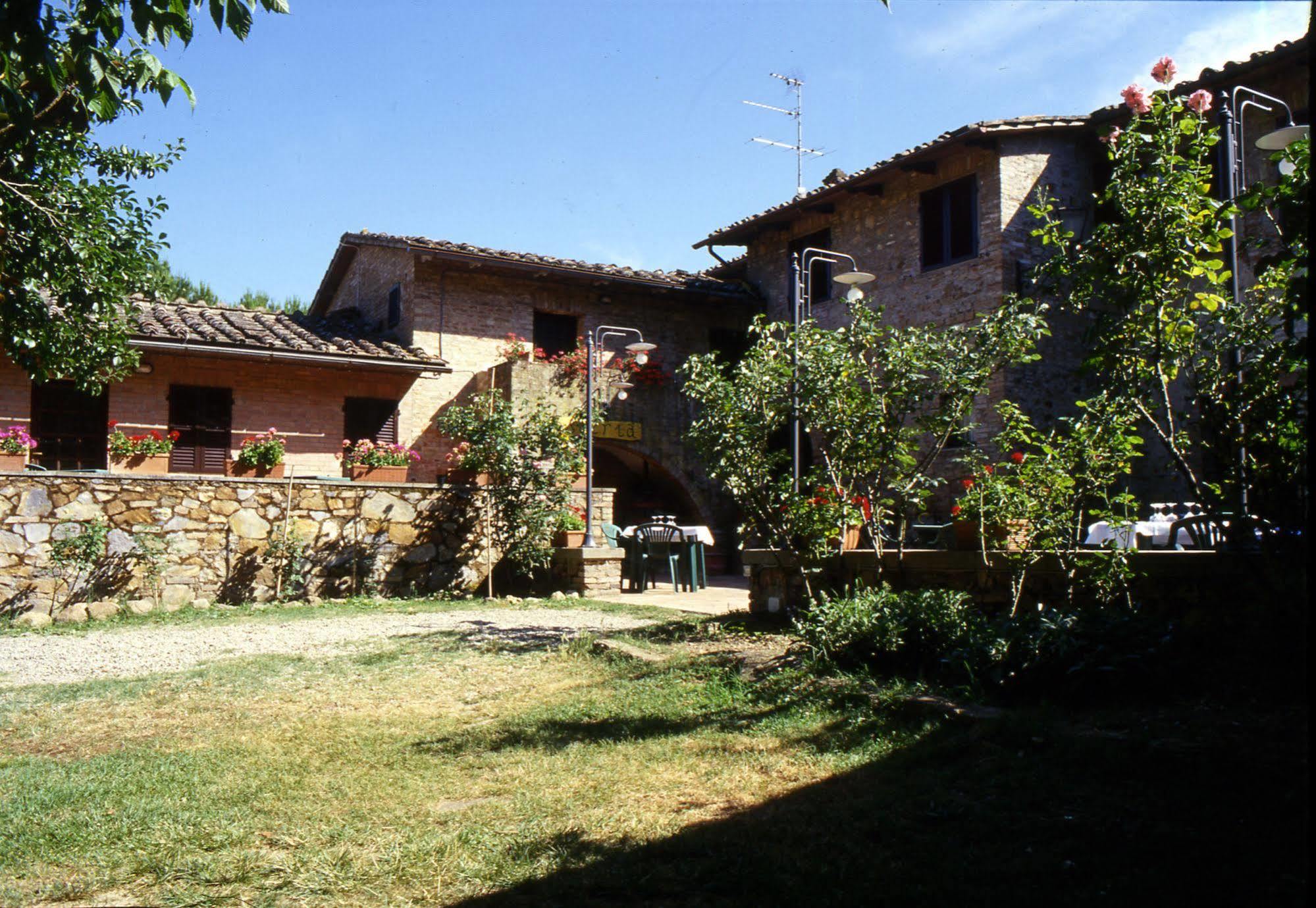 Albergo Ristorante Da Vestro Monticiano Exterior photo